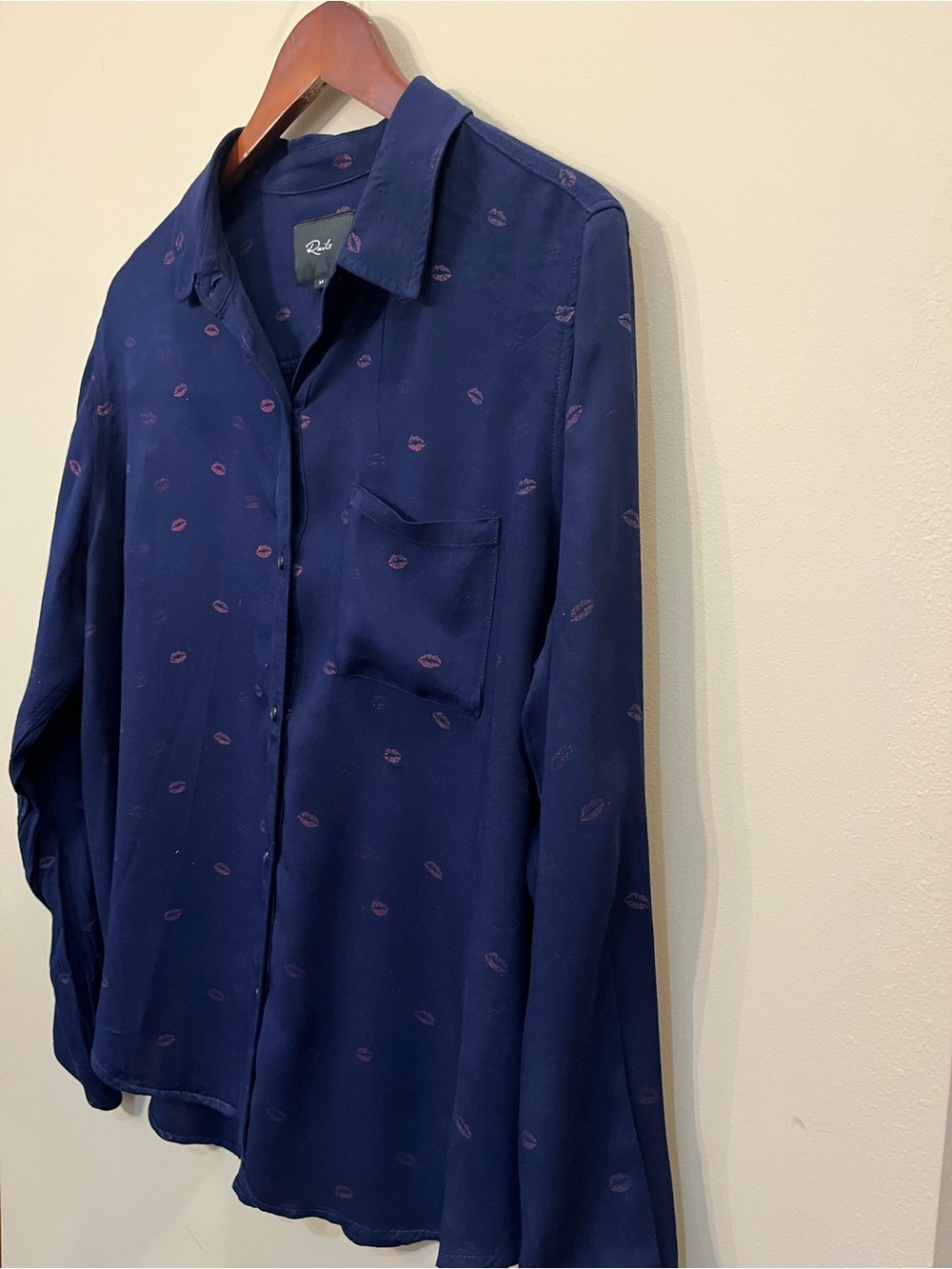 Rails Rocsi top in navy blue, red kiss metallic lip print button front blouse M - Picture 4 of 7